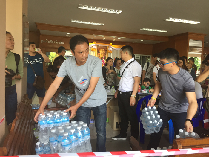 志愿者小组在行动，第一时间运送水和食品等物资到现场.JPG