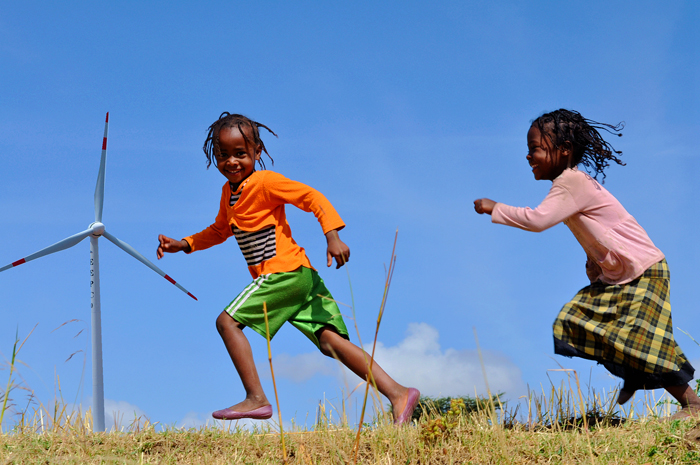 埃塞俄比亚拍摄到的非洲儿童 Ethiopian children running in the wind farm.jpg