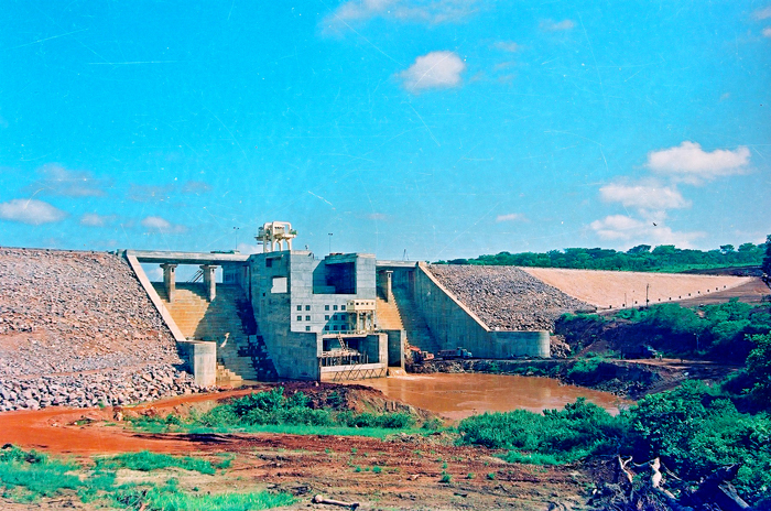 中非姆巴里水电站工程是中非共和国20世界七十年代后期最大的基建项目，位于中非共和国首都班吉市西北部100公里的姆巴里河上，是姆巴里河流域唯一的调节水库，以蓄水发电为主，由水电十四局占60%、中国水利水电对外工程公司占40%组成联营体，监理单位为法国科因贝里埃公司。工程于1988年开工，1991年通过竣工验收。.JPG
