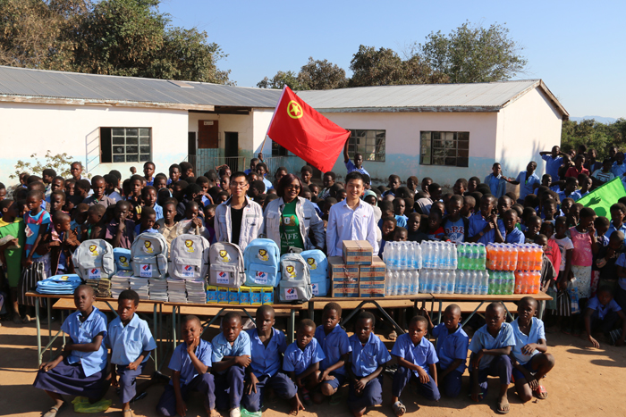 婵达与团队为486名赞比亚斯阳卫幕小学儿童送“六一”礼物.JPG