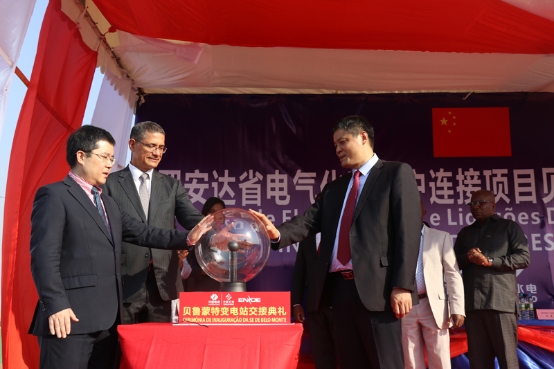 龚韬大使、水利能源部长和梁军总共同启动静电球为变电站带电.JPG