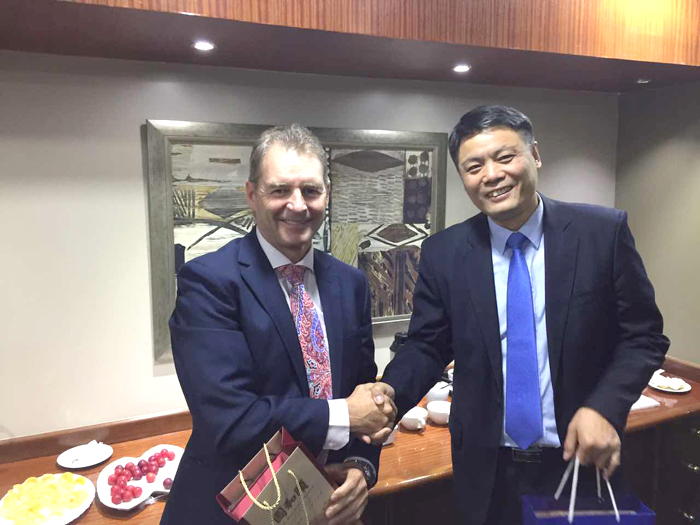 梁军与标行常务行长Marais Anton合影.jpg