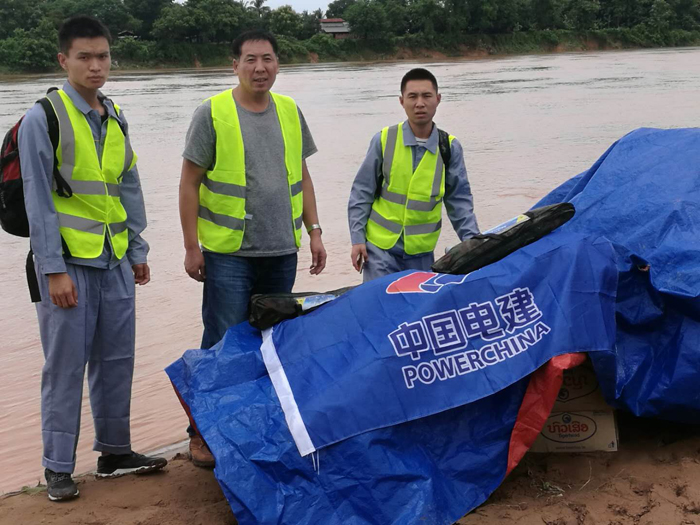 中国电建救援人员运送救援物资.jpg