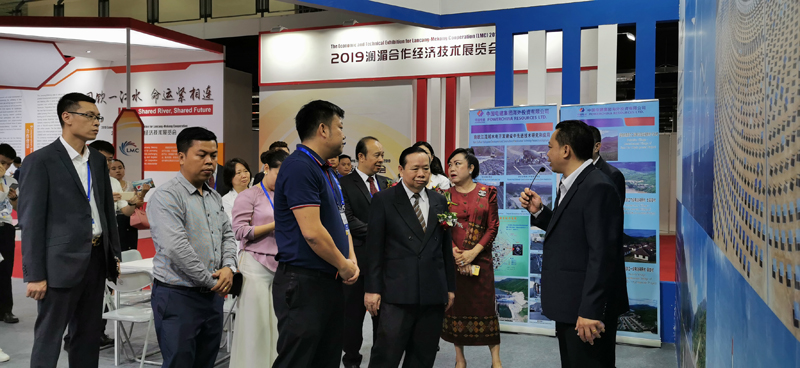 老挝工贸部副部长，老挝国家商会副会长到中国电建展台参观.jpg