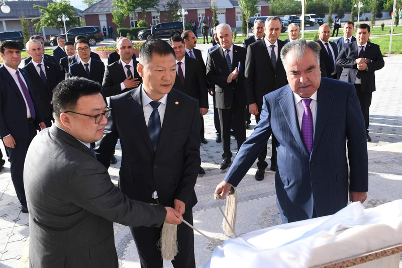 塔吉克斯坦总统埃莫马利·拉赫蒙参加中国电建向塔吉克斯坦捐建三所学校交付剪彩仪式1.jpg