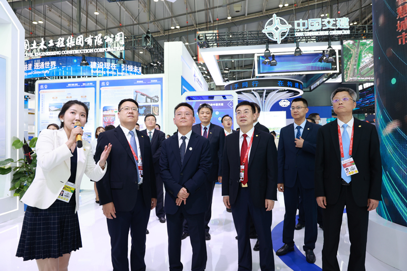 图片2 国资委党委委员苟坪参观中国电建展台 2.JPG