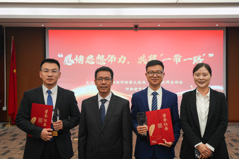 唐玉华和获奖者孙龙浩、王永兴合影.JPG