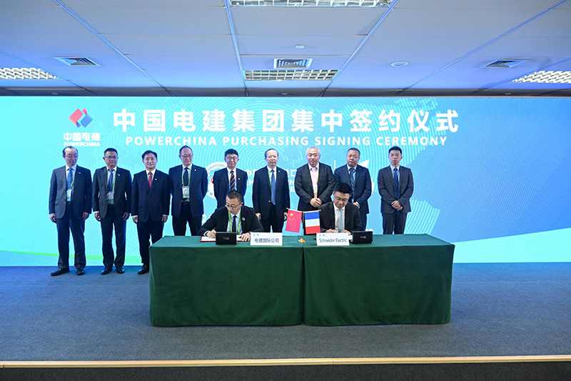 张磊代表公司与施耐德电气签订合作协议.jpg