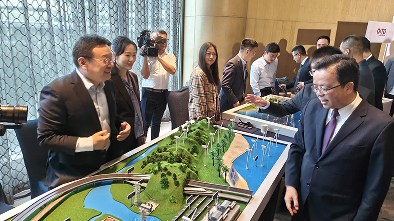 黄溪连大使参观中国电建展台2.jpg