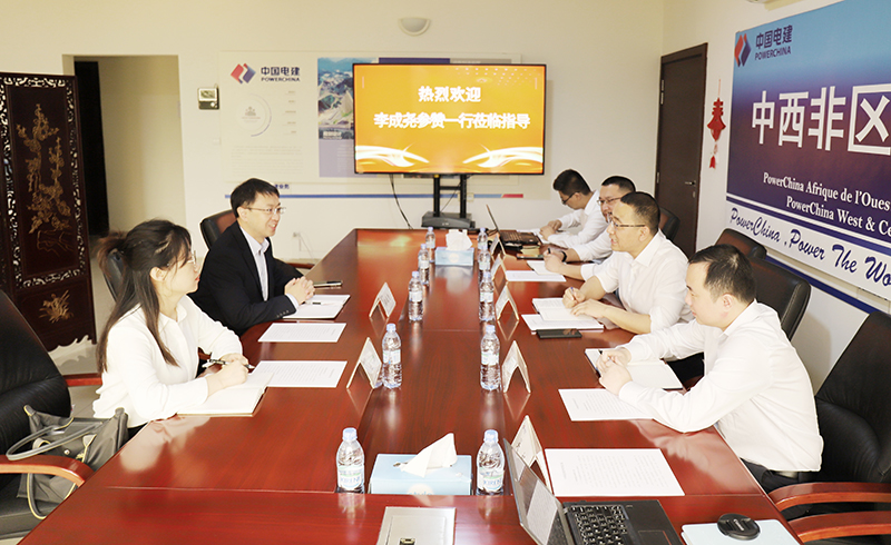 图1-马玉辛向李成尧参赞介绍中国电建国际业务情况.jpg