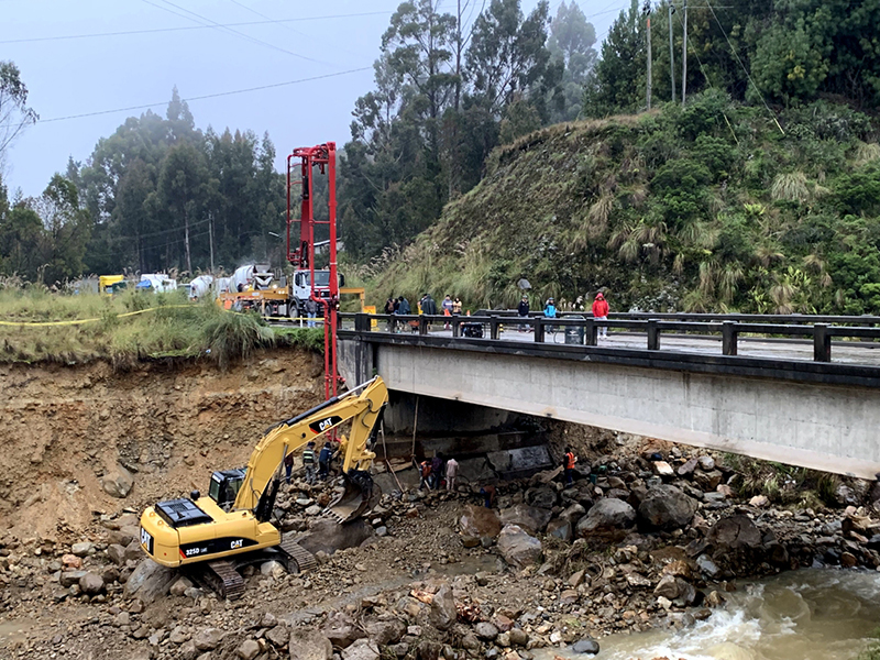 艾尔西亚公路项目部紧急抢险，修复因山洪冲毁的桥台.jpg