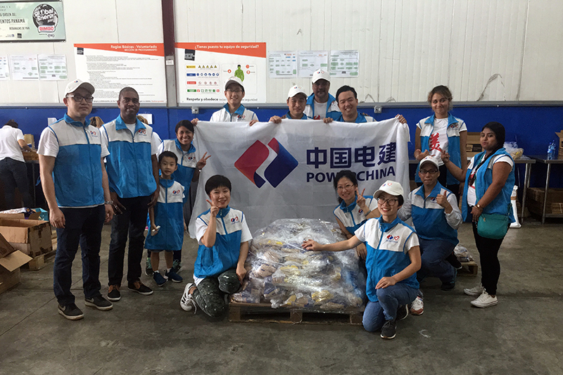 中国电建志愿者开展巴拿马食品银行义工活动.jpg