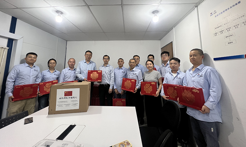 图2 发放慰问品.jpg