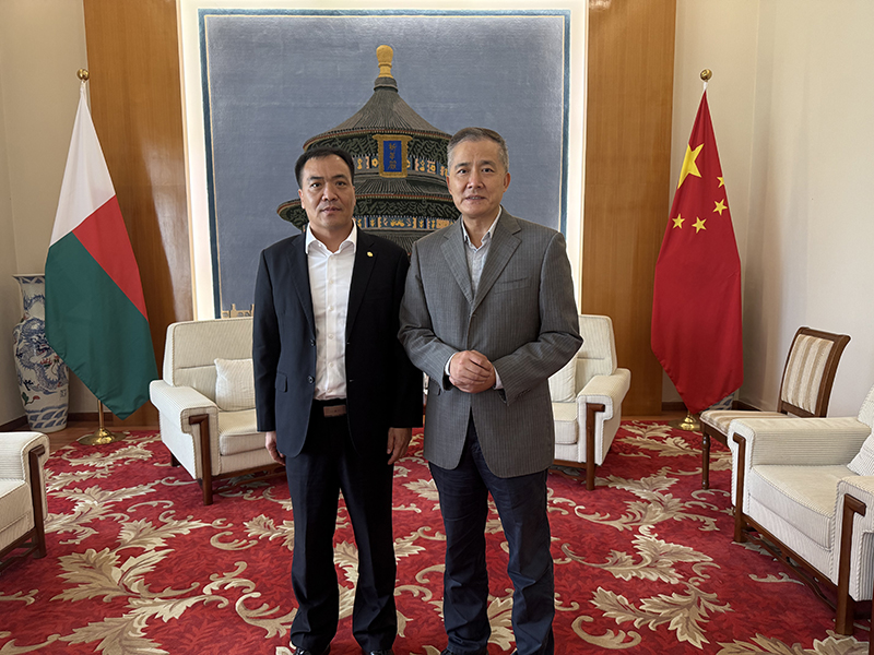 与大使合影.jpg