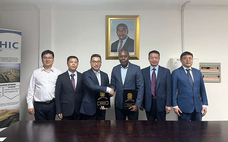 与业主代表合影2.jpg