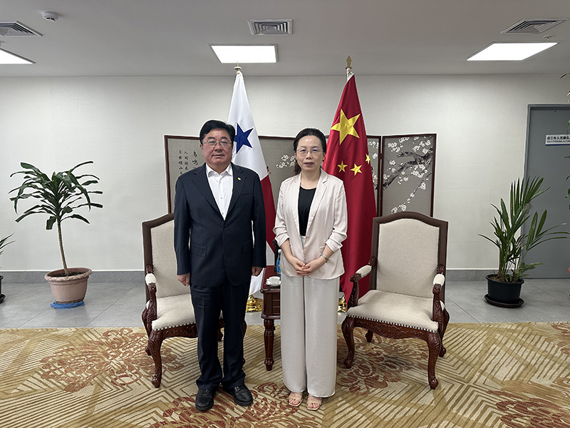 拜访中国驻巴拿马大使馆徐学渊大使.jpg