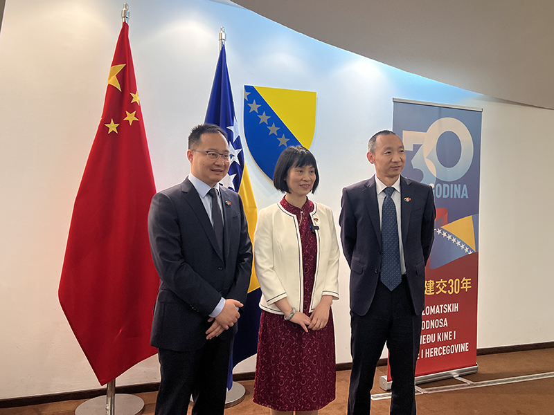 2.2.代表处参会人员与大使合影.jpg