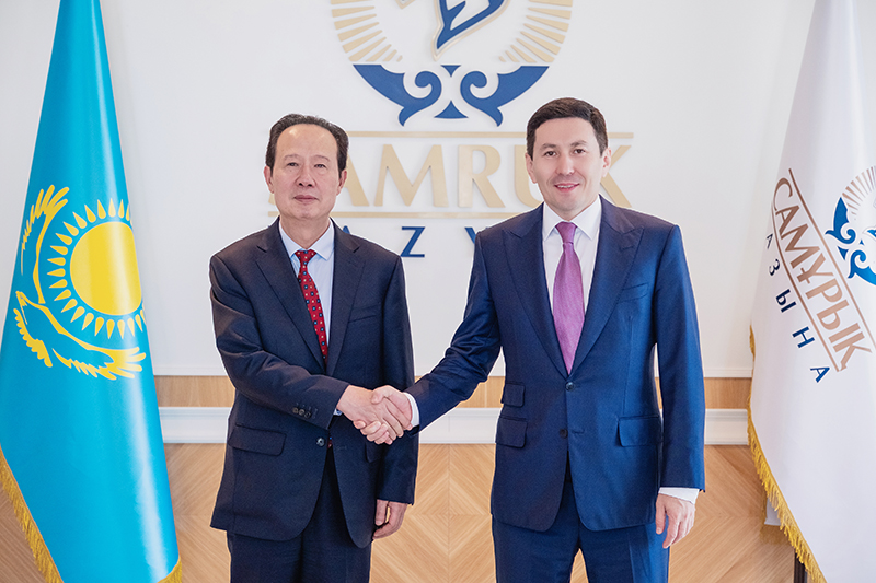 丁焰章与“萨姆鲁克-卡泽纳”国家主权基金管理委员会主席努尔兰·卡尔沙科维奇进行座谈交流.jpg