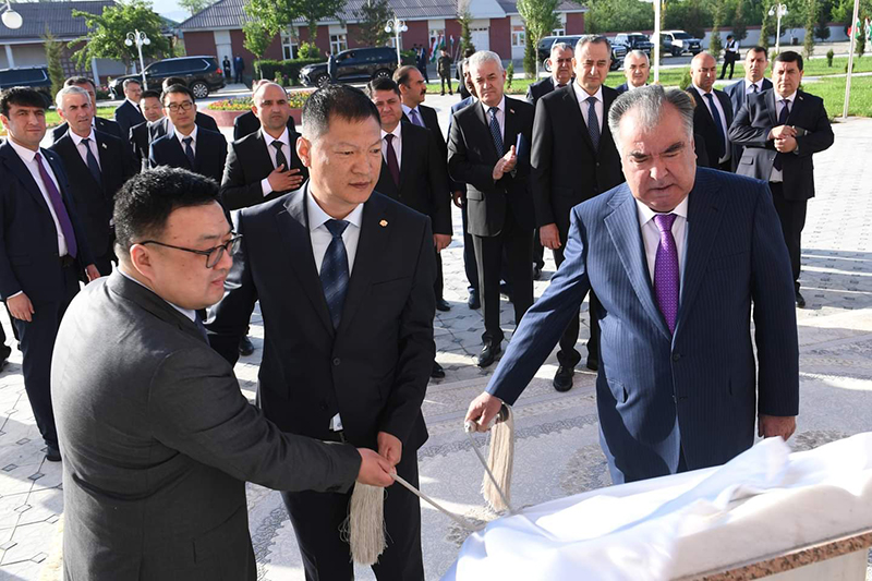 5.塔吉克斯坦总统埃莫马利·拉赫蒙参加中国电建向塔吉克斯坦捐建三所学校交付剪彩仪式.jpg
