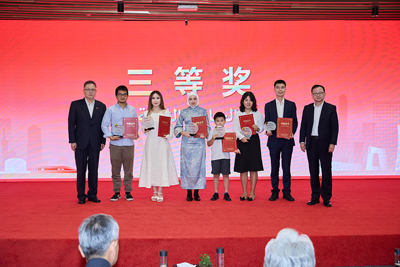 三等奖获得者合照.jpg