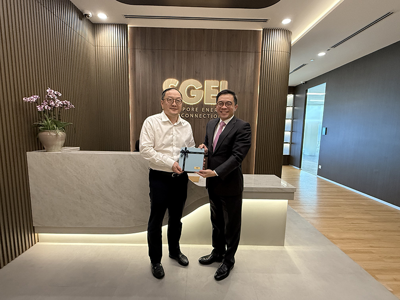 图片1 与SGEI交换礼品.jpg