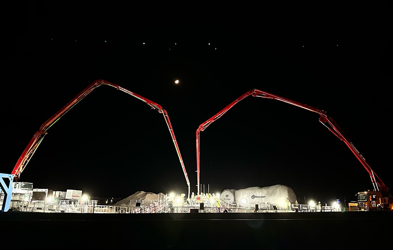 夜间浇筑场面.png