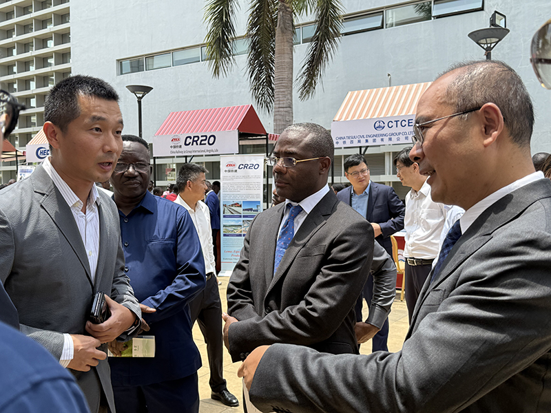 大使张斌与中电建交谈2 .jpg