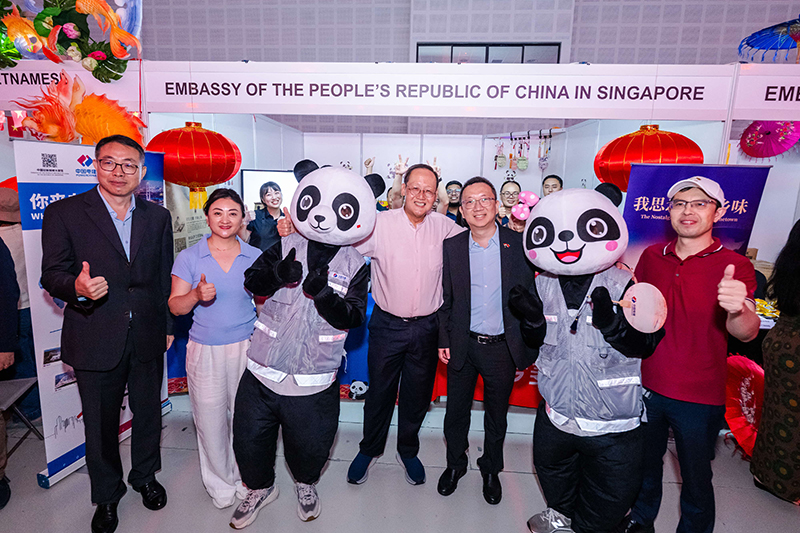 图1 与新加坡人力部长及使馆领导合影.jpg