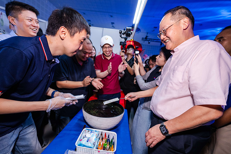 图2 部长体验漆扇制作.jpg