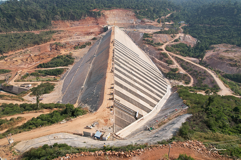 柬埔寨菩萨水电站大坝面板施工.JPG