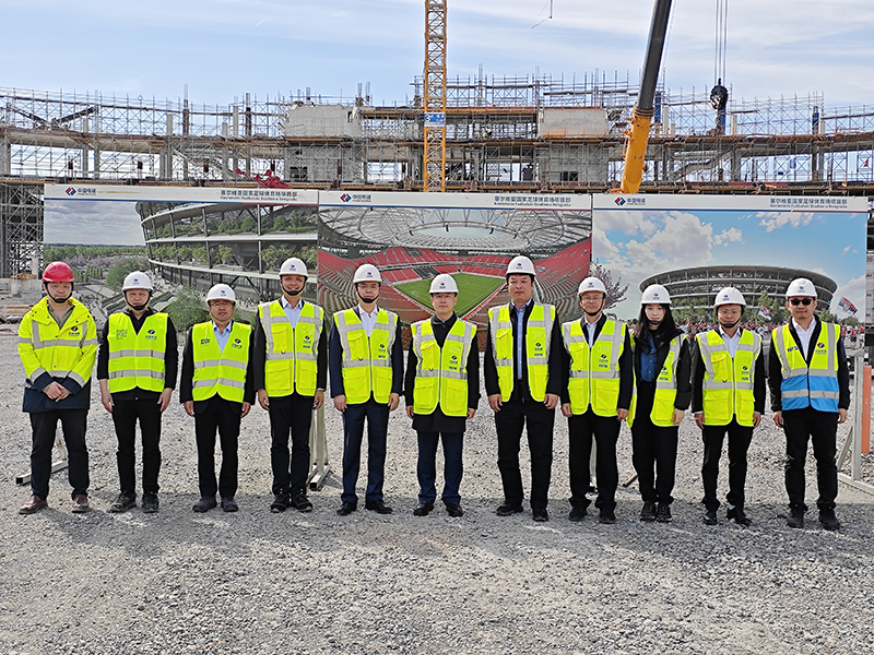 陪同大使考察体育场项目合影1.jpg