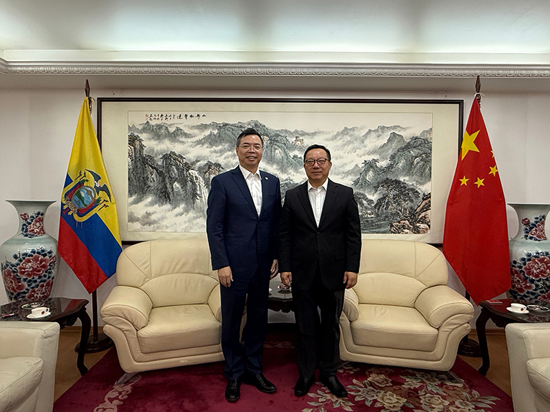 与中国驻厄瓜多尔大使合影.jpg