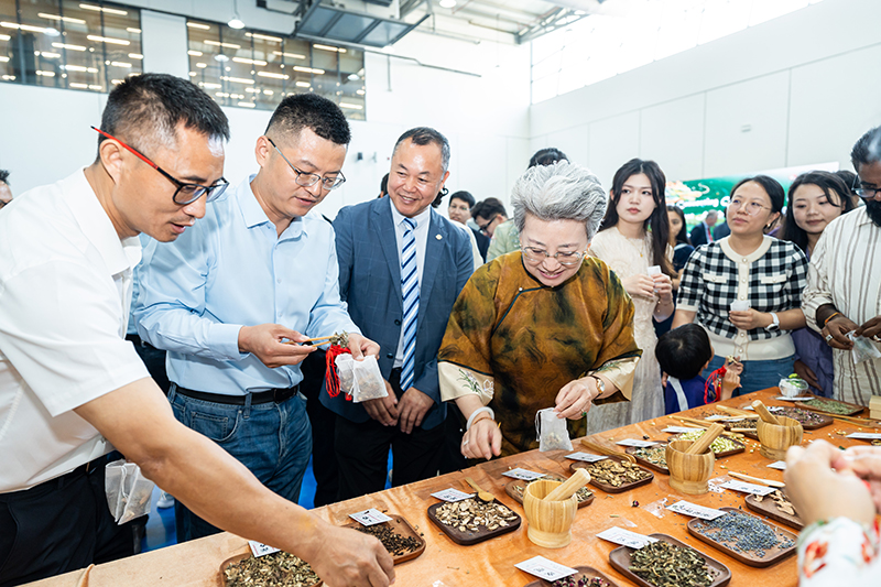 军旗总、欧总领事体验香囊.jpg