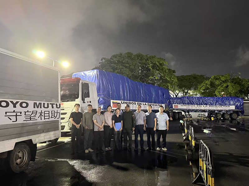 代表处员工参与物资移交-1.jpg