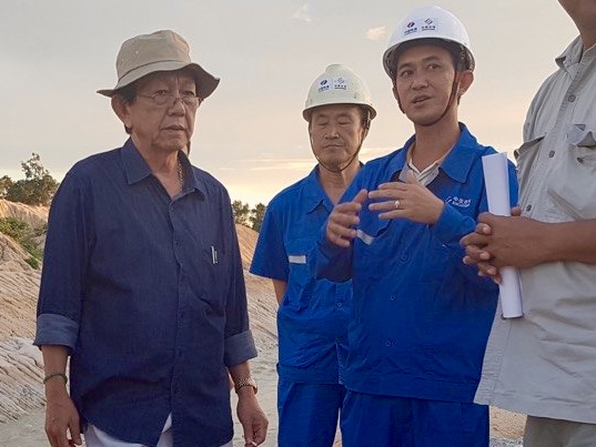 6.与当地官员进行翻译沟通.jpg