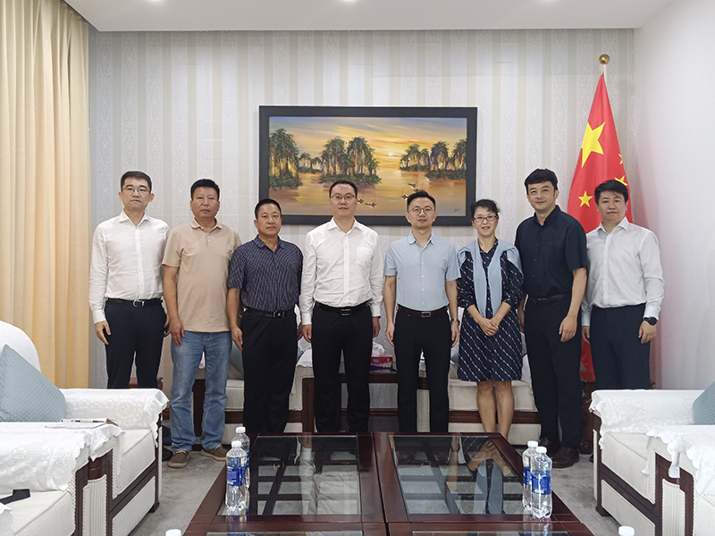 图2备选：会见岘港副总领事赵毅合影.jpg